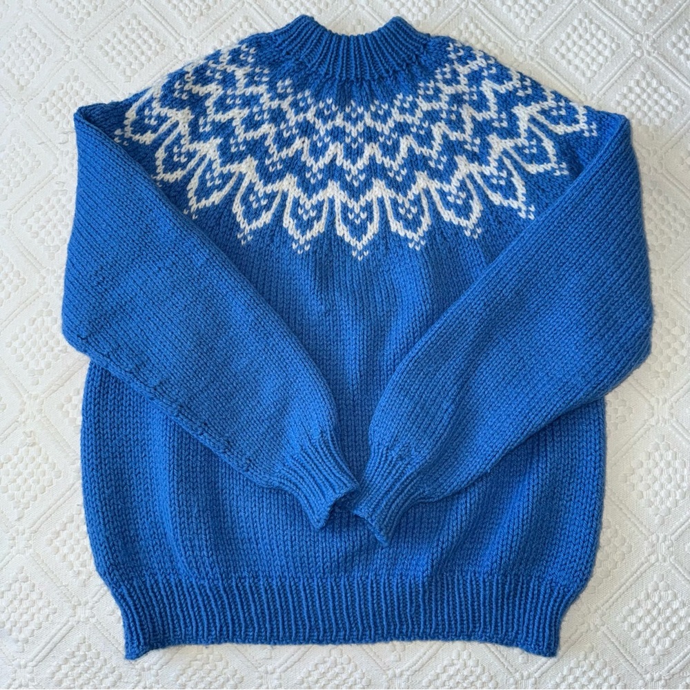 Handmade hand knit fair isle mock neck sweater blue and white fits medium large - Picture 1 of 3